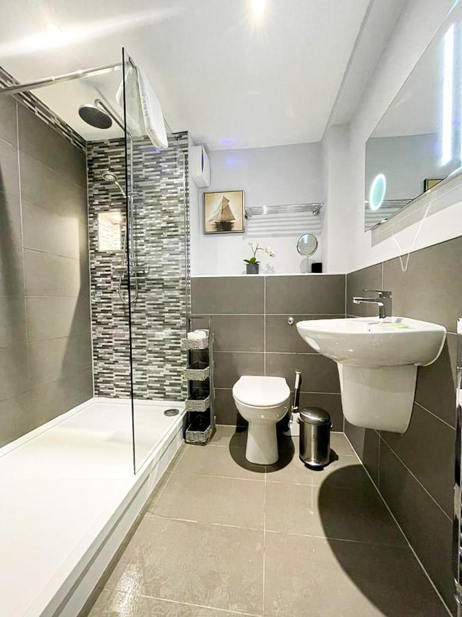 Modern 3 Bedroom Apartment, West End Единбург Екстериор снимка